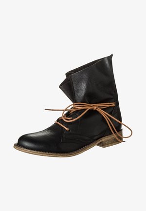Černá kožená kotníková bota s nízkým podpatkem, zdobená přeloženým lemem a hnědým šněrováním, s texturovaným povrchem a jednoduchým designem.