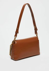 Sac à main en cuir marron au toucher lisse, de forme rectangulaire, avec une sangle réglable, des accessoires en or et une chaîne sur le côté.