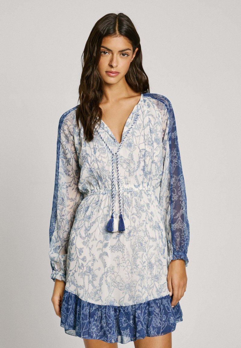 Blumenmusterkleid in Hellblau und Weiß, mit transparenten langen Ärmeln, einer taillierten Taille mit Kordelzug und einem Rüschen-Saum.