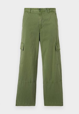 Pantaloni cargo in un tessuto verde oliva testurizzato, con chiusura a bottoni, tasche laterali e una vestibilità larga e fluida.