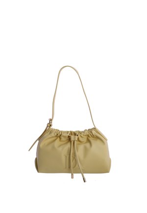 Bolso de hombro beige suave con parte superior fruncida y correa ajustable, con sutiles iniciales en relieve y cierre de cordón con puntas metálicas.