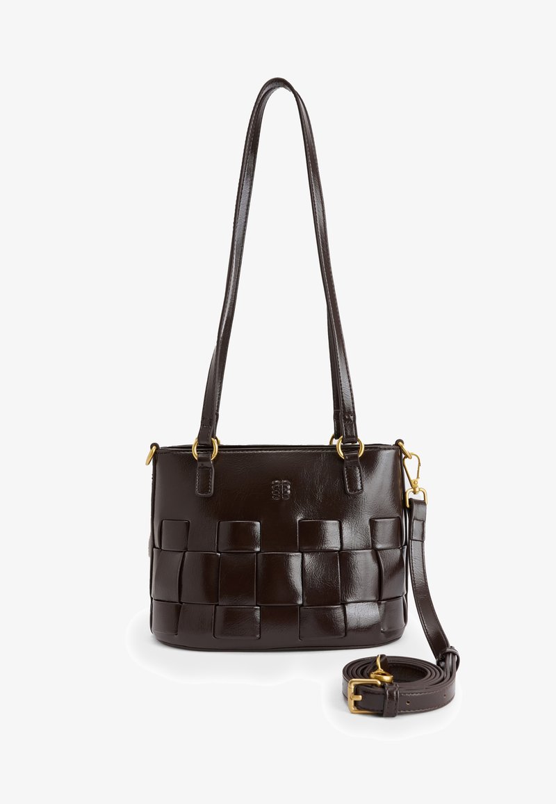 Brun læderhåndtaske med vævet mønster, hardware i guldtoner, dobbelt skulderremme og en justerbar crossbody-rem. Glat tekstur.
