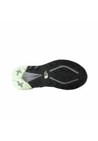 Czarna podeszwa buta do biegania w terenie z teksturowanym bieżnikiem zapewniającym przyczepność, z szaro-skalowym międzysosem i jasnorazowymi akcentami na pięcie.