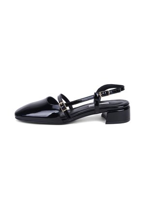 Zwarte lakleren slingback-schoen met twee dunne bandjes en gouden gespen, blokhak, spits toelopende neus en lage instap.