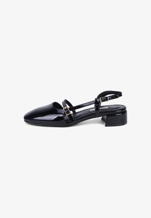 Zwarte lakleren slingback-schoen met twee dunne bandjes en gouden gespen, blokhak, spits toelopende neus en lage instap.