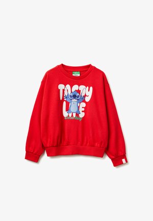 Felpa rossa a maniche lunghe con un personaggio dei cartoni animati blu con le braccia sollevate, testo bianco "Tasty Love" e testo verde più piccolo "sweet thing."