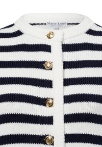 Gestreepte cardigan met marineblauwe en witte horizontale strepen, een gebreide textuur en goudkleurige knopen. Merkenlabel zichtbaar bij de kraag.