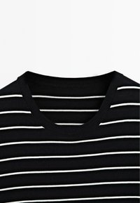 Sorte og hvide striberet sweater. Har en ribbet rund halsudskæring og lige vandrette striber. Stoffet ser blødt og struktureret ud.