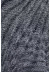Tessuto lavorato a maglia grigio che mostra una texture a coste con linee sottili e regolari che corrono verticalmente. Il materiale appare elastico e leggero.