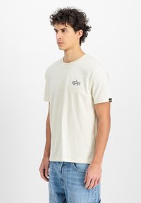 Alpha Industries SIGNATURE - Triko s potiskem - vintage white