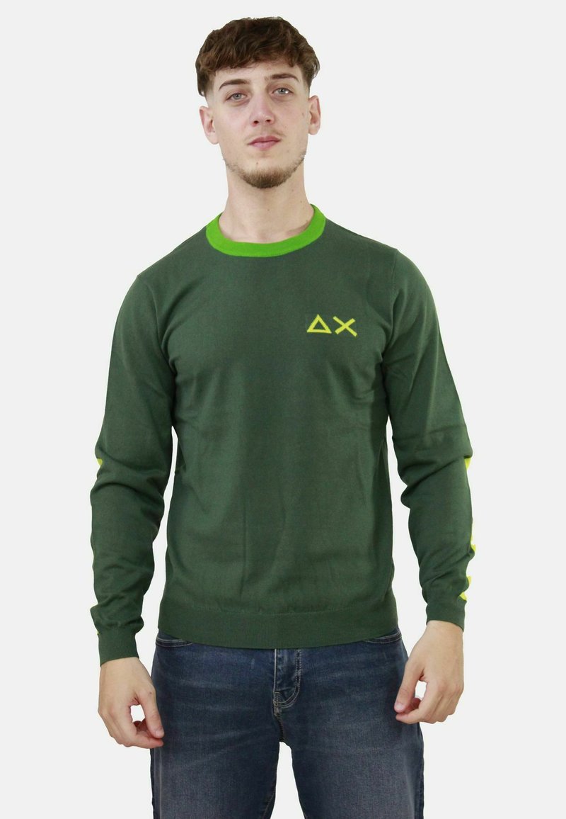 Maglione verde con collo rotondo e colletto in un verde brillante a contrasto. Presenta un piccolo logo giallo sul petto e dettagli gialli sulle maniche.