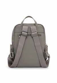 Szary nylonowy plecak z regulowanymi, wyściełanymi szelkami, górnym uchwytem, przednią kieszenią na zamek i bocznymi kieszeniami na dodatkowe przechowywanie.