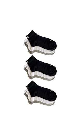 Drei Paare von niedrigen Socken: schwarz, weiß und grau mit kontrastierenden Akzenten und gerippten Bündchen. Entworfen für Komfort und Vielseitigkeit.