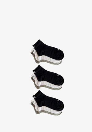 Drei Paare von niedrigen Socken: schwarz, weiß und grau mit kontrastierenden Akzenten und gerippten Bündchen. Entworfen für Komfort und Vielseitigkeit.