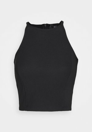 Schwarzes ärmelloses Crop-Top aus glattem Stoff mit hohem Kragen und einem Reißverschluss im Rücken, ausgestattet mit konturierten Nähten.