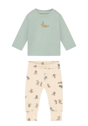 Hellgrünes Baby-Langarmshirt mit Hasenmotiv und beigen Hosen mit verstreuten Hasen- und Froschillustrationen.