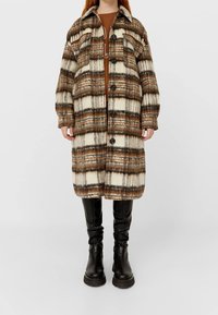 Stradivarius Abrigo clásico - brown