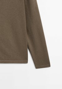 Tissu tricoté marron à manches longues avec texture côtelée et ourlet droit, présenté sur fond blanc.