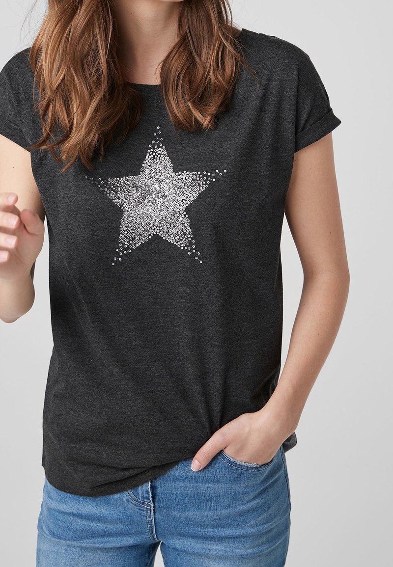 Grå kortærmet skjorte med et stort sølvstjerne-design lavet af små dekorative prikker; afslappet pasform, rund halsudskæring, blød stofstruktur.