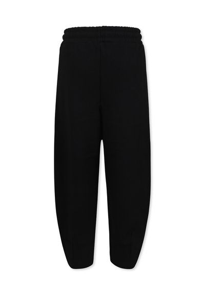 Zwarte, elastische broek met een relaxte pasvorm die naar de enkels toe versmalt. Gemaakt van glad, lichtgewicht materiaal zonder extra details.