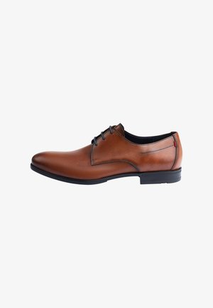 Braune Leder-Schuh mit perforierter Textur, runder Zehenform, Schnürdesign und schwarzer Außensohle. Minimalistische Akzente mit glatter Oberfläche.