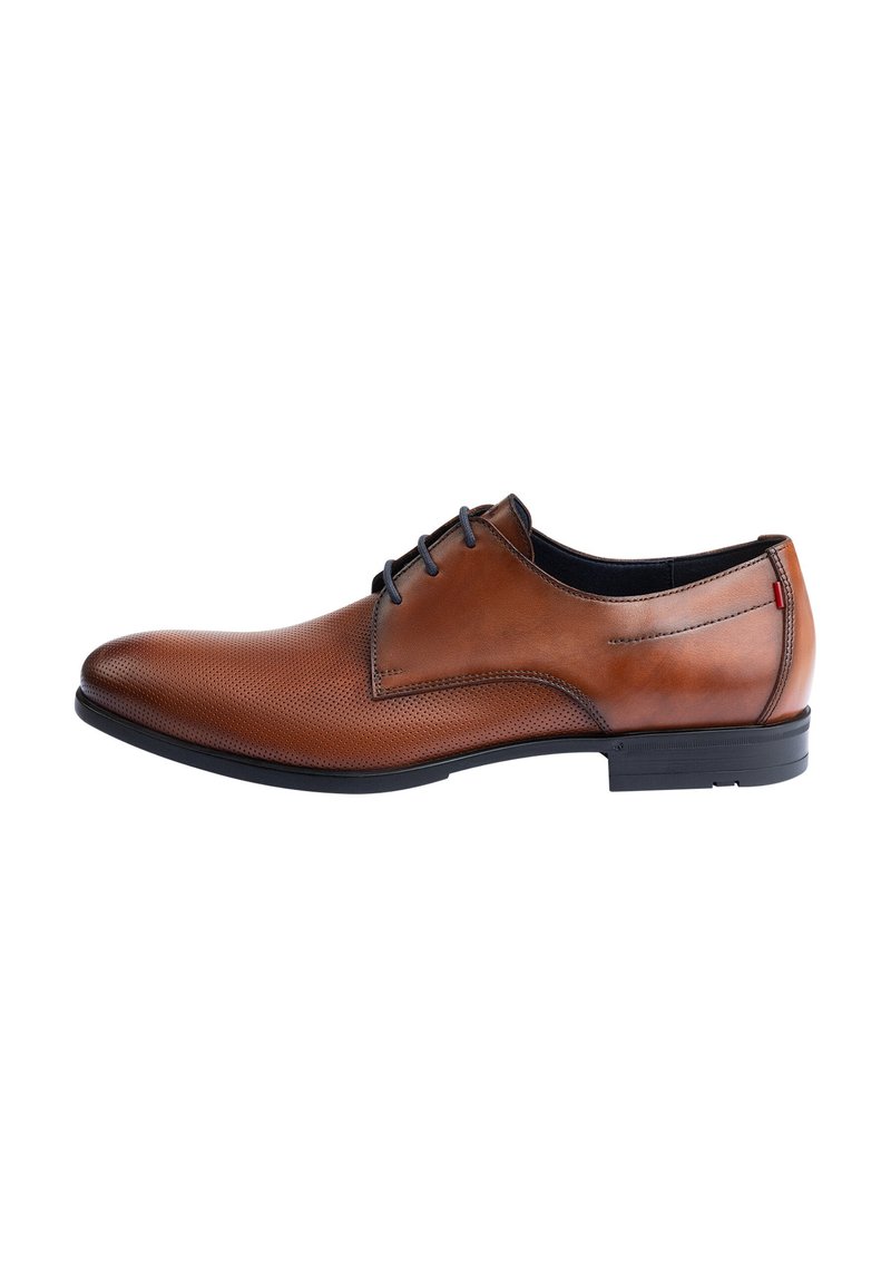 Braune Leder-Schuh mit perforierter Textur, runder Zehenform, Schnürdesign und schwarzer Außensohle. Minimalistische Akzente mit glatter Oberfläche.