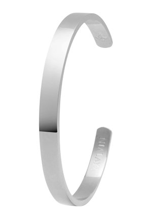 Sølvmanchetarmbånd med en glat, poleret overflade. Har et minimalistisk design og åbne ender for justerbar pasform. Indeholder et indgraveret logo indeni.