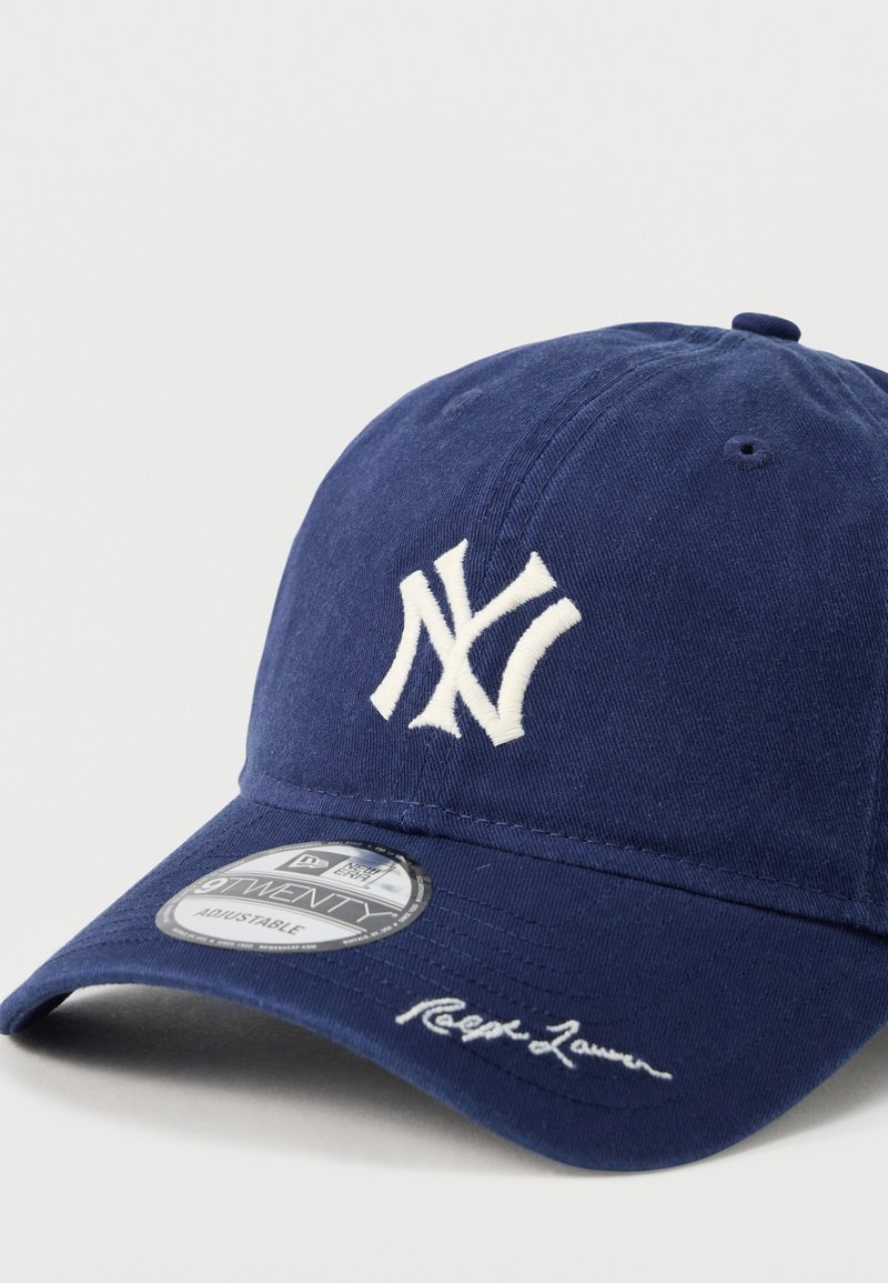 Casquette de baseball ajustable bleu marine avec le logo "NY" blanc sur le devant et la signature brodée "Ralph Lauren" sur la visière.