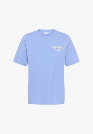 Svetlo modra kratka majica s kratkimi rokavi in okrolim izrezom, z belim napisom »PANCAKE CLUB« na levem delu prsnega koša ter majhno etiketo znamke »Saint« znotraj ovratnika.