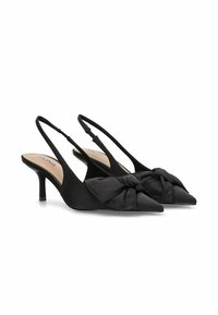 Zapatos de tacón negros tipo slingback, hechos de un tejido suave, con punta afilada y un lazo decorativo anudado en la parte delantera. Tacón delgado para mayor altura.