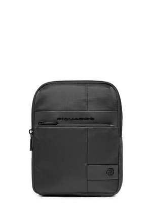 Sac bandoulière compact noir avec poche avant zippée, tissu texturé et petite plaque logo dans le coin inférieur droit.