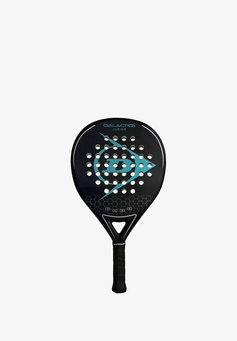 Pala de pádel negra con superficie texturizada, que presenta agujeros circulares, un logo azul claro y un agarre texturizado en el mango.