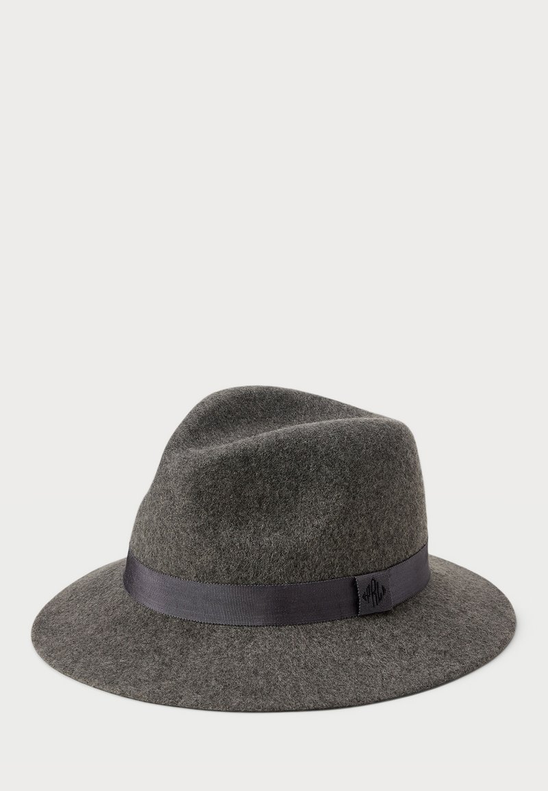 Γκρι φelt τζακέτα fedora με σκούρα κορδέλα, διαθέτει δομημένο καπάκι και φαρδύ γείσο. Μαλακή υφή και λείο φινίρισμα.