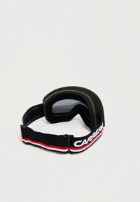 Mustad suusagoglid mustade pehmest vahtmaterjalist sisemusega, pooltevalised objektiivid ja reguleeritav musta rihmaga, millel on punased ja valged triibud.