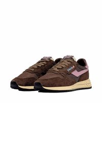 Sneakers in camoscio marrone e mesh con suole beige, dettagli rosa, lacci e un piccolo logo con la bandiera americana sul lato.