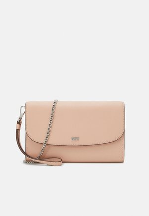 Sac à main rose clair en matériau synthétique texturé. Présente une fermeture à rabat, une bandoulière en chaîne argentée et un détail de logo à l'avant.