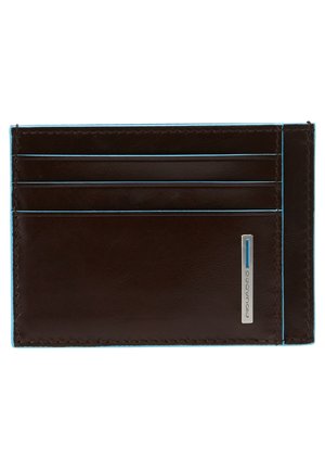 Portafoglio in pelle marrone con cuciture blu, sei scomparti per carte e un logo argentato su un lato. Texture liscia. Forma rettangolare.