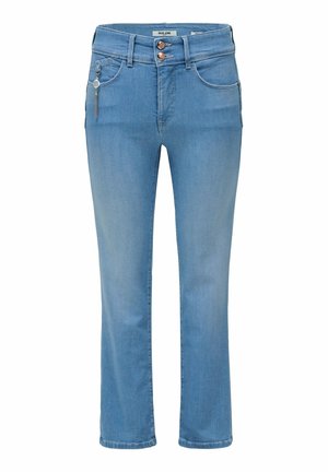 Jeans blu chiaro a gamba dritta con chiusura a doppio bottone, tasche frontali, passanti per cintura e un portachiavi decorativo sulla tasca destra.