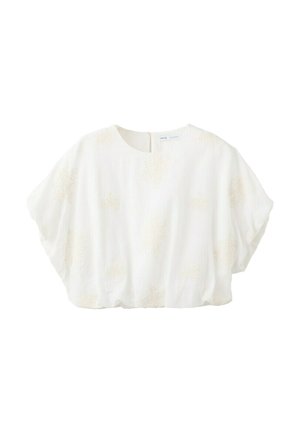 Biała bluzka z krótkim rękawem, okrągłym dekoltem i subtelnymi teksturowanymi kwiatowymi wzorami, lekka i luźna w kroju.