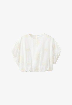 Biała bluzka z krótkim rękawem, okrągłym dekoltem i subtelnymi teksturowanymi kwiatowymi wzorami, lekka i luźna w kroju.