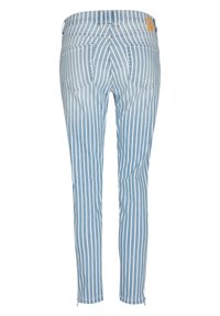 Světle modré džínové kalhoty s bílými vertikálními pruhy, dvěma zadními kapsami, poutky na opasek a malými zipy na kotnících.