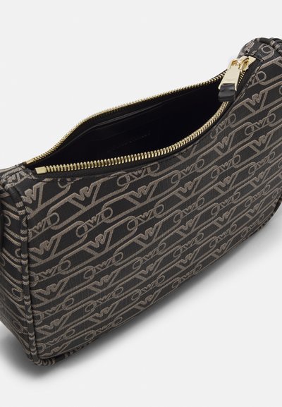 Sacchetto di tessuto nero con un motivo logo ripetuto in beige. Presenta una zip dorata e una texture liscia. L'interno è foderato con materiale nero.