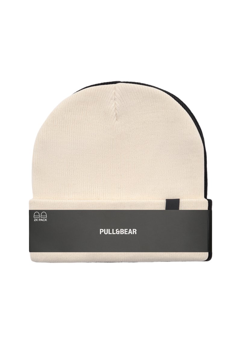 Krémová pletená čepice s ohrnutým lemem, se černou štítkem s nápisem "PULL&BEAR" a balením označujícím dva klobouky v balení.