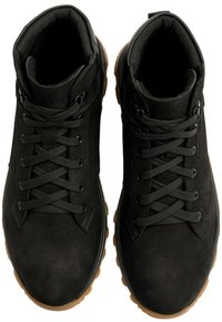 Czarne zamszowe botki za kostkę z teksturowanym wykończeniem, okrągłym noskiem i płaskimi sznurowadłami, charakteryzujące się gumową podeszwą oraz wyściełanym kołnierzem.