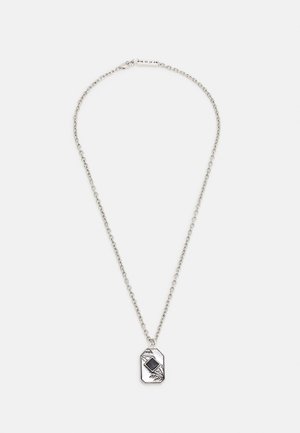 Colar de corrente prateada com um pendente retangular com um preenchimento preto e um design de folha gravado, apresentando detalhes intrincados.