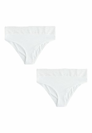 Két fehér női alsónemű csipkés szegéllyel a felső derékrészen, laposan fehér háttéren elhelyezve.