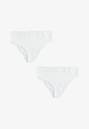 Deux culottes blanches pour femmes avec bordure en dentelle le long de la ceinture supérieure, posées à plat sur un fond blanc.