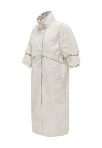 Beige lang regnfrakke med høj krave, korte opsmøgede ærmer, forlommer og trykknapdetaljer på ærmer og krave.