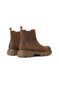 Stivali Chelsea in suede marrone con pannelli elastici laterali, punta arrotondata e suola in gomma spessa con un motivo di battistrada.