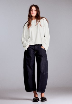 Bershka, LONG-SLEEVED BOXY T-SHIRT - T-shirt à manches longues - white